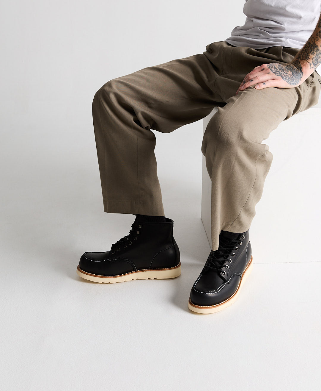 The Thompson — Black Leather